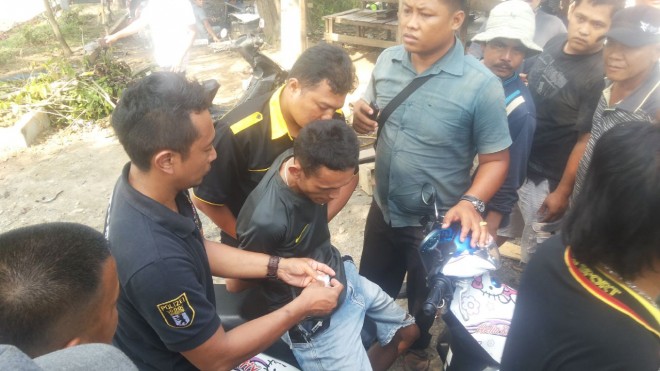 Salah satu pelaku saat diamankan polisi