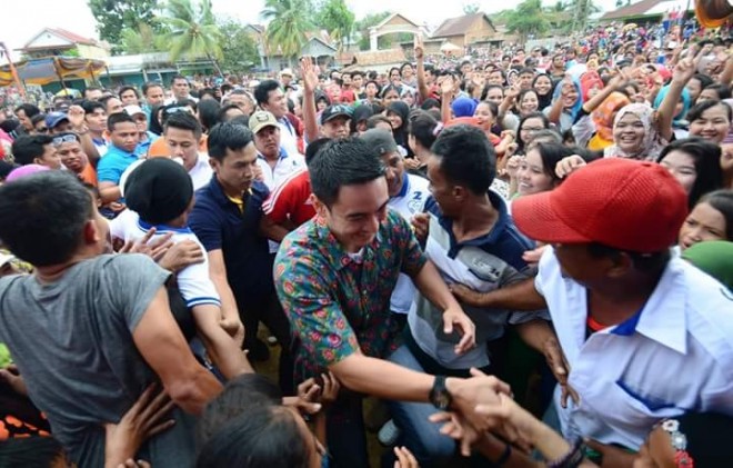 Zumi Zola berada di tengah massa pendukung