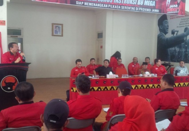 Ketua Bappilu DPP PDI Perjuangan, â€ŽBambang DH memimpin pertemuan di DPD PDIP Provinsi Jambi Minggu (15/11)
