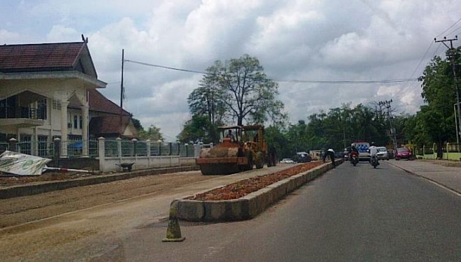 Pelebaran ruas jalan Arief Rahman Hakim, depan SMA Negeri 5 Telanai Pura