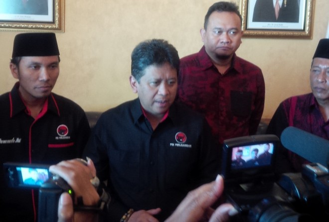 Sekjend DPP Hasto Kristianto(tengah) ditanya wartawan saat sampai di Jambi Senin (16/11)