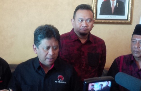 Cak Lontong mendampingi Sekjend DPP PDIP Hasto Kristianto di bandara STS Jambi, bersama Wawako Jambi Abdullah Sani