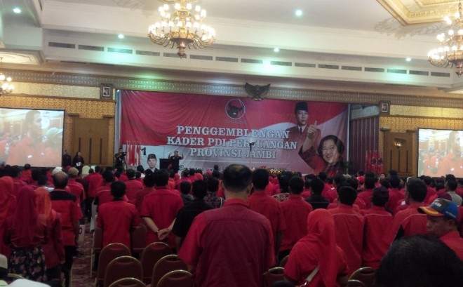 Ribuan kader PDIP memadati ACC Jambi Senin (16/11)