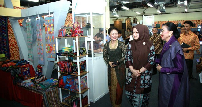 Yuliana Fasha, Rinni Ray dan Mien R. Uno tinjau stand.