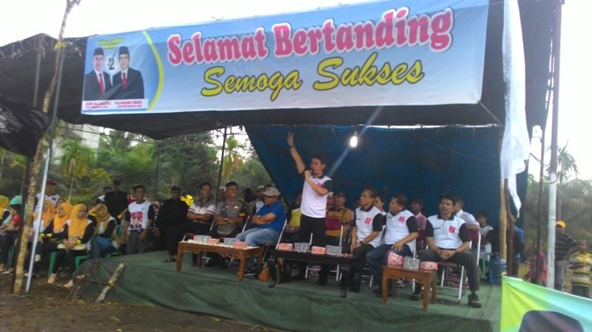 Ketua Barisan Pemuda Pendukung Zumi Zola (BPP ZZ)  Endria Putra, membuka turnamen sepakbola Zola-Fachrori Cup di Talang Kerinci Minggu (14/11)