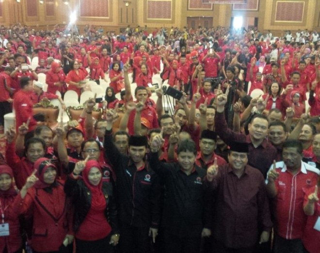 Ribuan kader PDIP memadati ACC Jambi Senin (16/11)