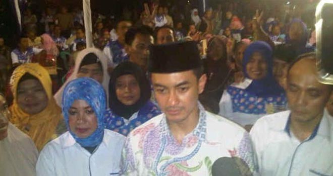 Zumi Zola malam (17/11/2015), secara resmi melakukan pengukuhan tim relawan Jambi Lebih Baik untuk Kecamatan Jambi Selatan.