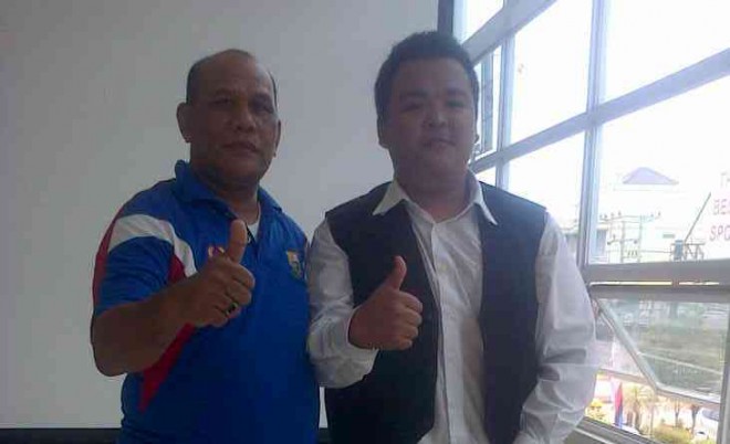 Ketua Kontingen Porwil Jambi Saiful Hasibuan bersama Pebiliar Jambi, Rizky usai menyabet medali emas di bola 8. Rizky menang atas Kui Ciong pebiliar Sumut dengan skor  7-4 Selasa (17/11).