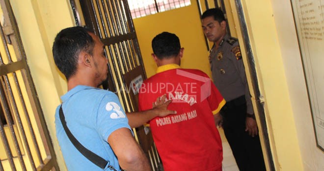 Pelaku Saat di Masukkan Ke Sel Tahanan.