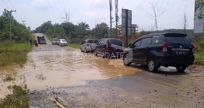 Jalan propinsi perbatasan Tanjabbar-Tanjab Timur kondisnya sangat memprihatinkan.
