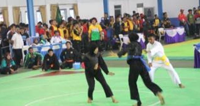 Rosmiyati pesilat Pengprov IPSI Jambi mempersembahkan medali emas untuk kontingen Jambi.