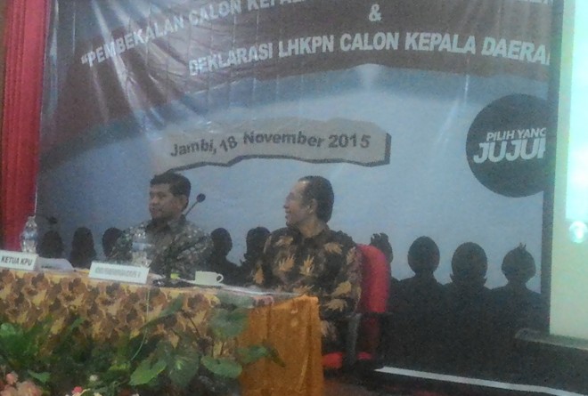 Komisioner KPU Provinsi Jambi, Pahmi Sy dan Komisioner KPK saat acara embekalan Calon Kepala Daerah dan Penyelenggara Pemilu dan Deklarasi LHKPN Calon Kepala Daerah di Hotel Abadi Grand kemarin (18/11).