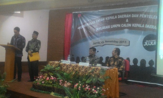 Zumi Zola dan Fachori Umar saat membacakan  LHKPN calon kepala daerah se - Provinsi Jambi, Rabu (18/11/2015) sore