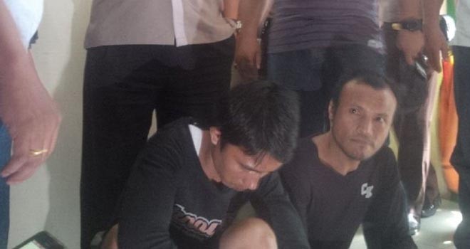 Dua pembunuh kades Muara Kilis saat tiba di bandara Jambi.