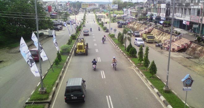 Jalan Tiga Jalur di Bangko.