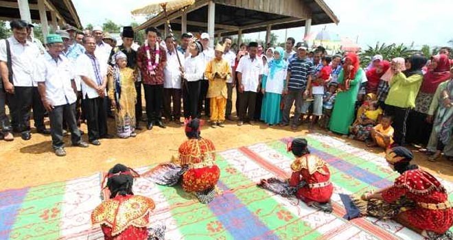 Penyambutan Zumi Zola di desa Awi Jaya Kecamatan Sekernan Kabupaten Muaro Jambi.