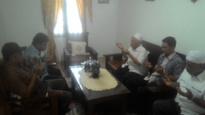 H Abdul Aziz menerima kunjungan Zola di kediamannya di Pasar Siau, Sabtu (21/11)