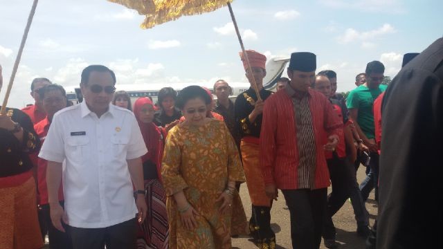 Presiden RI ke 5 Megawati Soekarno Putri disambut Ketua DPD PDIP Provinsi Jambi Edi Purwanto di Bandara STS Jambi siang ini (21/11)