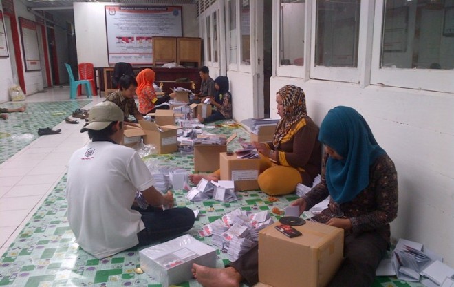 Pelipatan kertas suara di KPU Tanjab Barat. Untuk Batanghari, seribu lebuh surat suara ditemukan rusak
