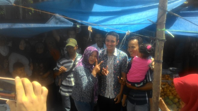 Zumi Zola saat blusukan di Pasar Muara Siau