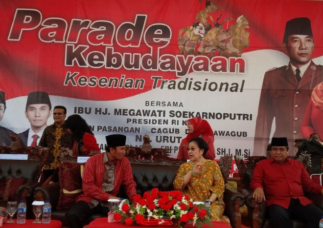Edi Purwanto, Megawati dan HBA saat menghadiri Parade Kebudayaan Kesenian Tradisional di Lapangan Eks MTQ Sabtu siang ini (21/11)