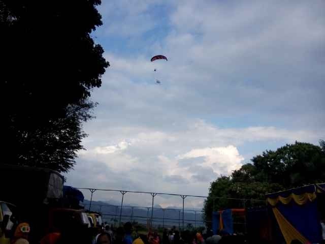 Atraksi paralayang saat kampanye Herman-Nuzran di Sungai Penuh