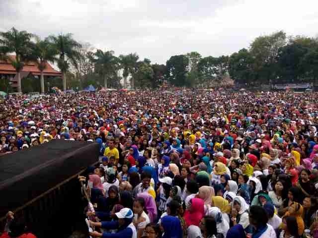 Massa memadati lapangan di komplek perkantoran Pemkab Kerinci di Sungai Penuh sore ini (22/11), untuk menghadiri kampanye akbar Herman-Nuzran
