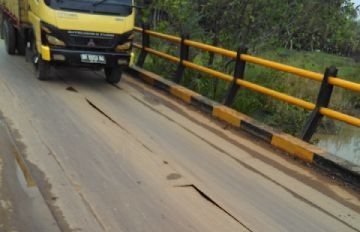 Jembatan Teluk Nilau yang mengalami kerusakan 