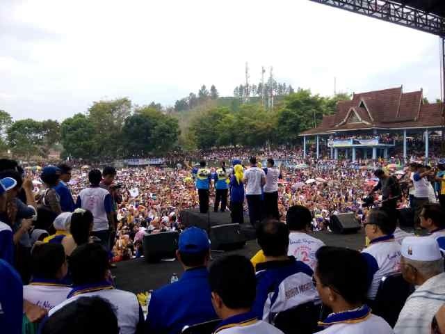 Massa memadati lapangan di komplek perkantoran Pemkab Kerinci di Sungai Penuh sore ini (22/11), untuk menghadiri kampanye akbar Herman-Nuzran