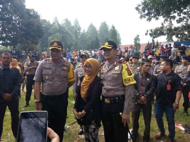 Kapolda saat berada di kerumunan massa dalam kampanye akbar Herman-Muchtar