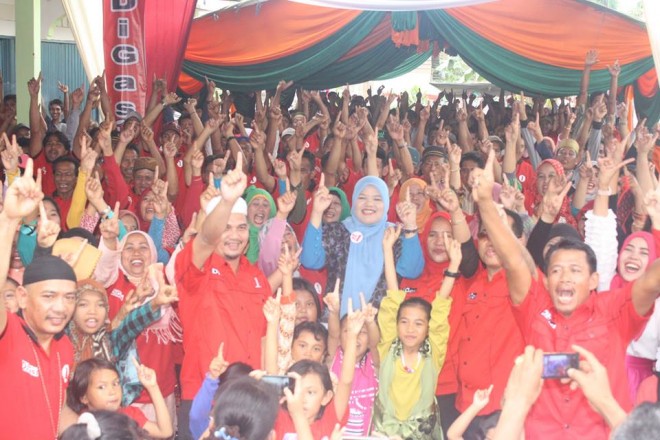 Dillah Hikmah Sari  berada di tengah-tengah massa pendukungnya dalam sebuah kesempatan beberapa waktu lalu