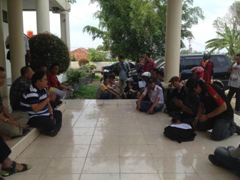 Aksi demontrasi di Kantor Lembaga Adat Provinsi Jambi Senin (23/11)