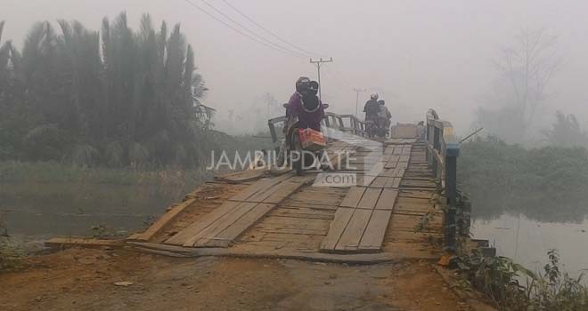 Hampir sebagain Jembatan Kota Raja tidak memiliki pembatas.