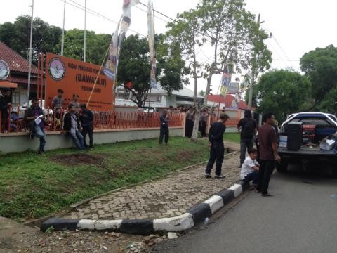 aksi demontrasi di Bawaslu Provinsi Jambi