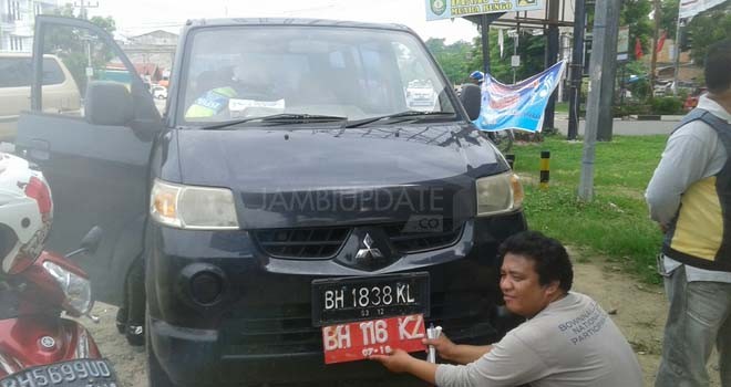 Karena menggunakan Nopol Palsu, Kendaraan dinas Pemkab Bungo jenis Mistshubishi Maven BH 116 KZ tertangkap razia Satlantas Polres Bungo.