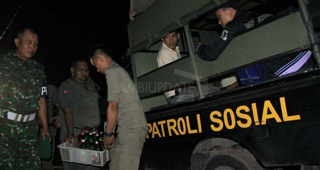 Petugas gabungan dari Dinsos, Satpol PP, Polresta, BNN saat merazia Eks lokalisasi Payo Sigadung.