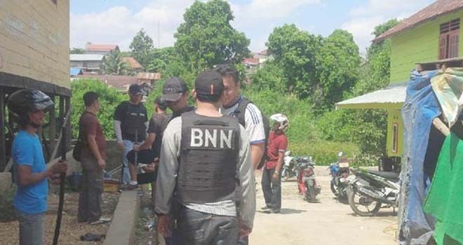 Sejumlah anggota BNNP Jambi saat menyisir Pulau Pandan.