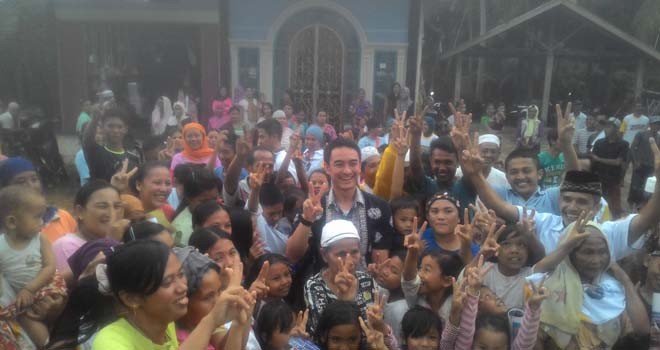 Calon Gubernur Zumi Zola saat bersama warga Desa Baru Kecamatan Air Hitam.