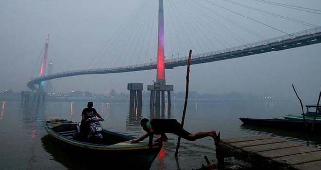 Sungai Batanghari di Jambi dengan latar belakang Jembatan Gentala Arasy.