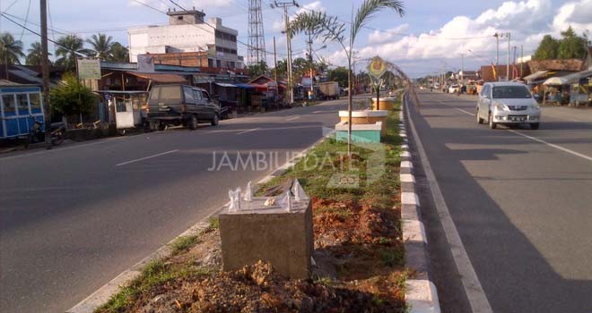 Proyek lampu hias dua jalur di Kota Muaro Tebo.