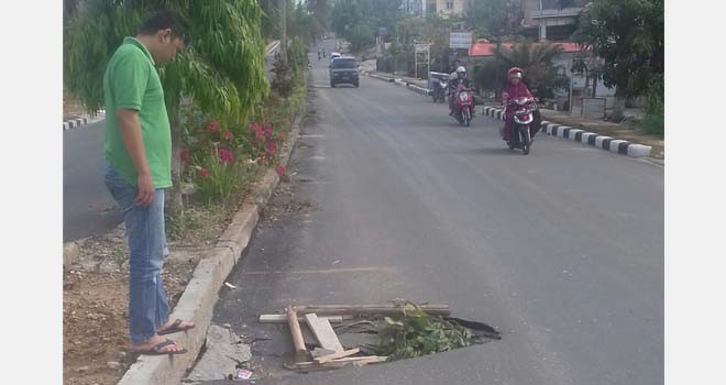 Proyek pengerjaan jalan jalur dua disepanjang Jalan Teuku Umar Kelurahan Pasir Putih, Kecamatan Rimbo Tengah yang baru saja pengerjaannya selesai, kini telah rusak.