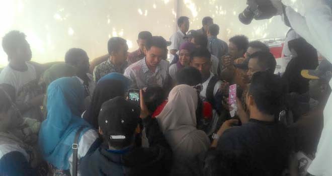 Calon Gubernur Jambi Zumi Zola saat bersilaturrahmi dengan masyarakat dan para saksi Zola-Fachrori di Desa Suka Makmur Kecamatan Sungai Bahar.