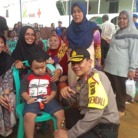 Kapolda memantau pengobatan gratis di Tanggo Rajo Jumat (27/11)