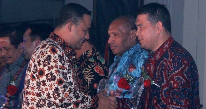 Walikota menerima Anugerah Kihajar Award 2015.