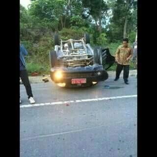 Kondisi mobnas Camat Pengabuan yang mengalami kecelakaan tunggal