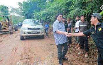 Ivan Wirata meninjau jalan saat masih menjabat sebagai Kadis PU Provinsi Jambi