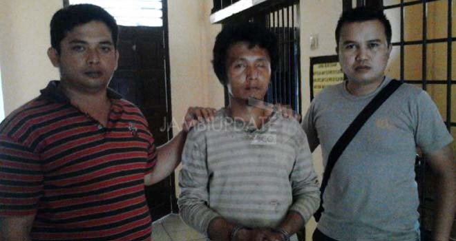 Pelaku Pencabulan (Tengah) Niatono Alias Tono Bin Tito (37) Warga RT 10  Dusun Payo Kerupuk, Kelurahan Jembatan Mas. 