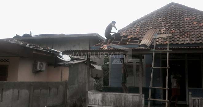 Terlihat Warga Mengerjakan atap Rumah Setelah Dihantam Angin Puting Beliung.