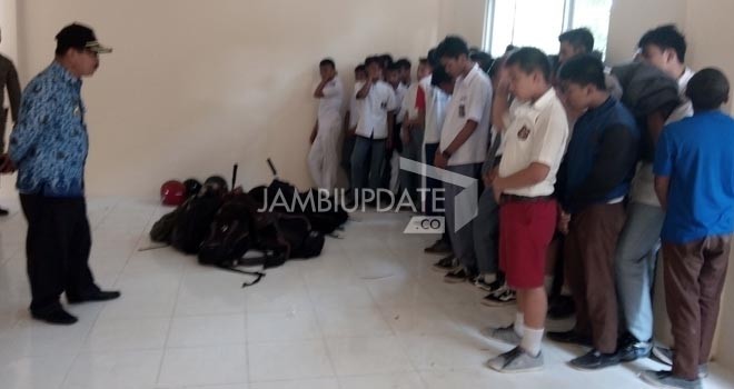 Satpol pp berhasil menjaring  59 orang pelajaryang bolos sekolah dan lebih memilih bermain game di warnet.