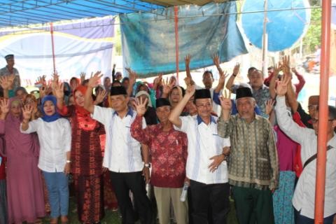 Pasangan Sinar bersama tim sukses dan pendukung